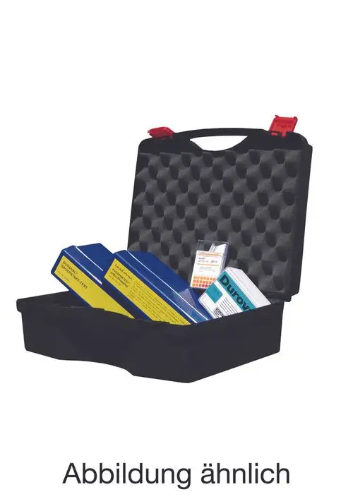 Schwarzer Koffer mit Schaumstoffeinlage, gefüllt mit mehreren blauen und weißen Tests sowie Zubehör. Judo-Logos auf den Verpackungen sichtbar.